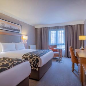 Deluxe King & Single Room